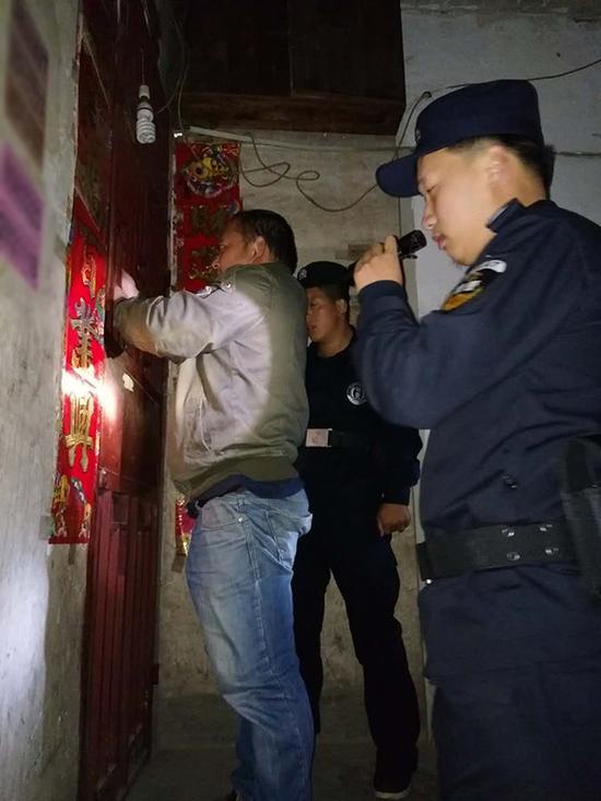 金华粗心妈妈误将幼女锁家中 